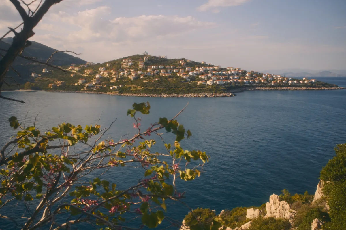 Arkadikó Chorió viewed across the bay